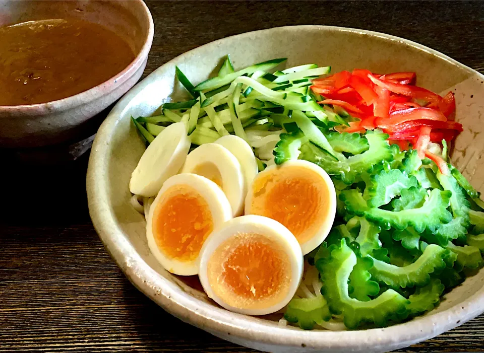 Snapdishの料理写真:細うどんの カレーつけ麺                           (糠漬けゆで卵、ゴーヤ、胡瓜、パプリカ)|mottomoさん