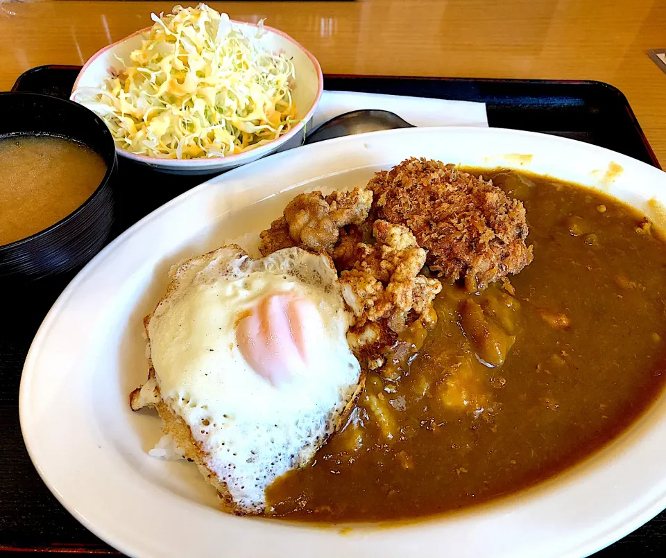 ミックスカレーライス🍛（メンチカツ・鳥唐揚げ・目玉焼き）|ゆうじ.さん