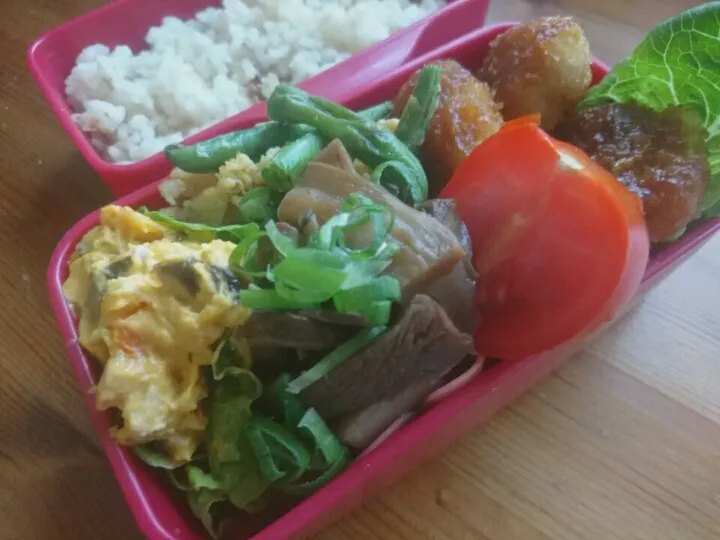 Snapdishの料理写真:今日のお弁当

一口味噌カツ
いんげんと玉子炒め
キノコの煮物
カボチャのクリームチーズサラダ
ミニトマト|Masayo Tachikawa Nogさん