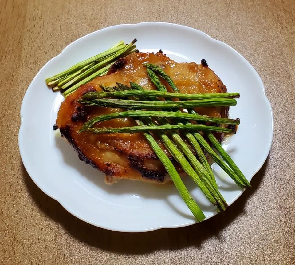 細っそいアスパラと鶏モモ肉の味噌漬け焼き|ナナさん