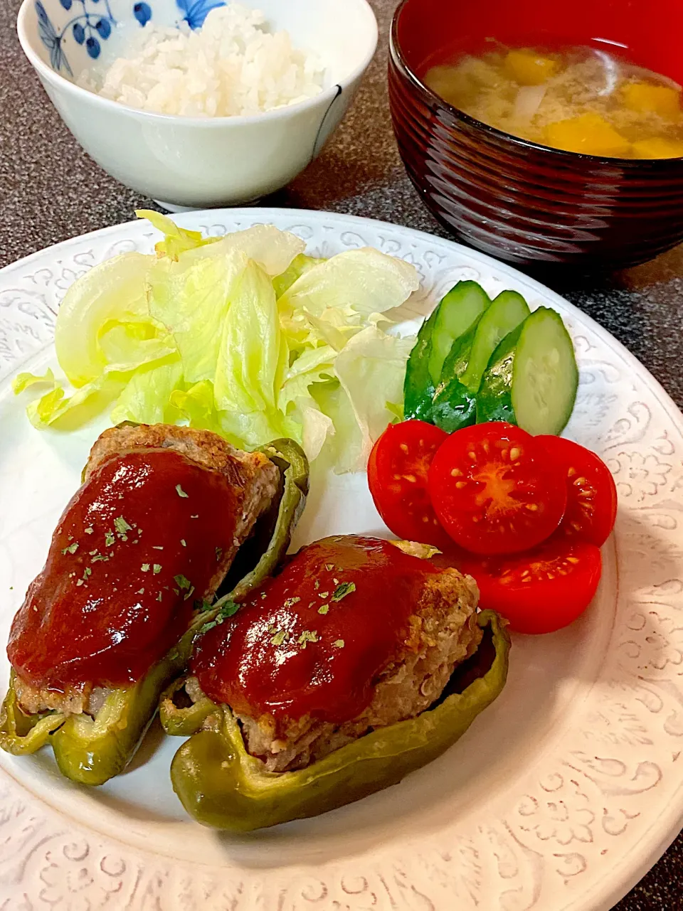 Snapdishの料理写真:ピーマンの肉詰めとかぼちゃ玉ねぎオクラのお味噌汁|Sakikoさん