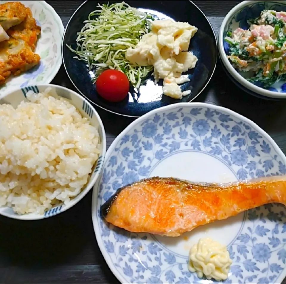 夕食は和食で。

鮭の焼き物
白和え
ポテトサラダ
野菜天 生姜で|🍒ふみりん🍒さん