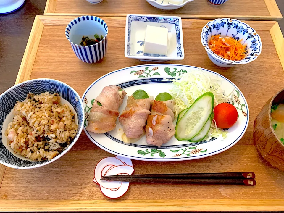 Snapdishの料理写真:夏野菜ご飯　ピーマンとチーズの肉巻き　海苔の炊き込みご飯　きゅうりのニラダレ和え　冷奴　人参とハムのナムル　野菜たっぷりのお味噌汁|NAKATAさん