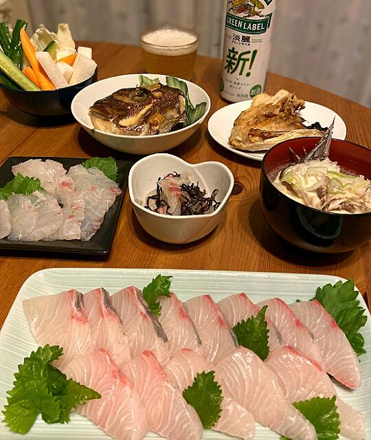 釣り魚をいただいたのでたぶんカンパチのお刺身鯛のお刺身 鯛の塩昆布和えあら汁鯛のお頭煮たぶんカンパチのあら塩焼き いただきます アイ Snapdish スナップディッシュ Id Ebkcha