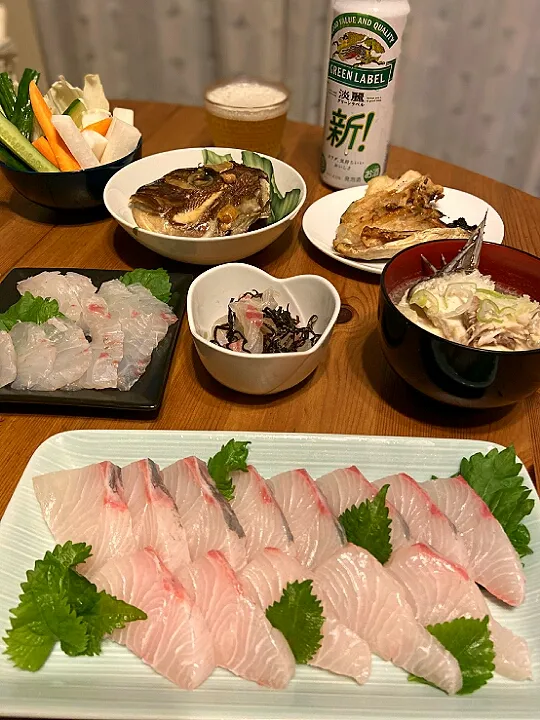 釣り魚をいただいたので😆
☆たぶんカンパチのお刺身
☆鯛のお刺身　
☆鯛の塩昆布和え
☆あら汁
☆鯛のお頭煮
☆たぶんカンパチのあら塩焼き
いただきます😋🍻🎶✨|アイさん