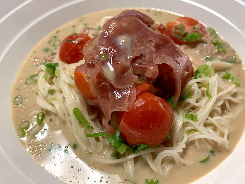 トマトと生ハム、ツナの豆乳そうめん|Akiko Yoshidaさん