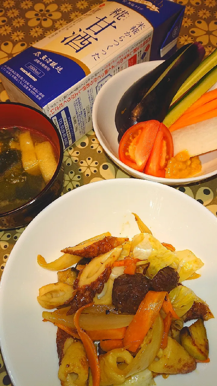 肉だんごと野菜の甘酢炒め、油揚げとわかめの味噌汁、野菜スティックみそしょうがディップ添え|nancy-1106さん