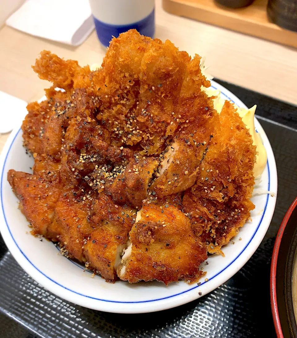 黒胡椒唐揚とチキンカツ合い盛り丼|るみおんさん