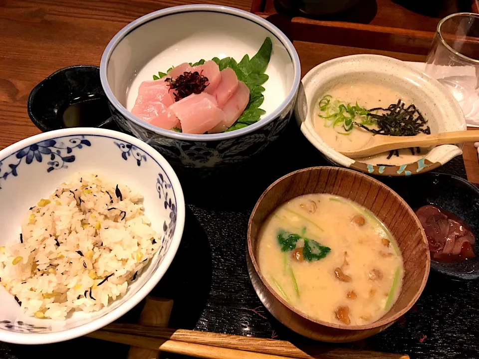 まぐろ中トロの刺身、砕き大豆とひじきのご飯、自然薯とろろ、ホタルイカの塩辛|こいちさん