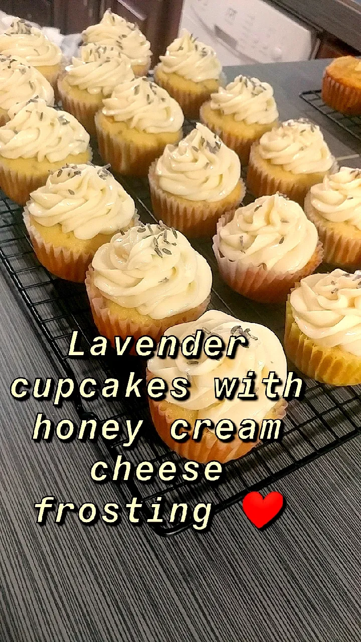 lavender cupcakes with honey cream cheese frosting|cwalker12396さん