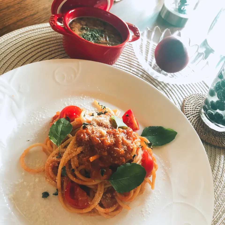 ランチ🍽ズワイガニとトマトのスパゲティ🍅採れたてミニトマトと摘み立てバジルを添えて🌿オニオンスープはカリカリに焼いたクルトンと自家製パセリをたっぷり入れて😋|madamwongtableさん