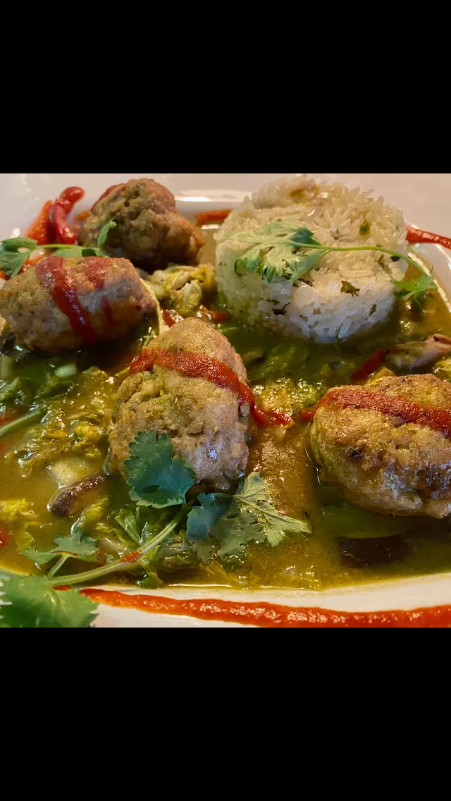 Chicken Lemongrass Meatballs in a Green Curry Broth with Rice and Vegetables|Christine pavelkaさん