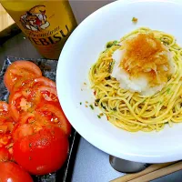 Snapdishの料理写真:納豆パスタとスライストマト|Rinaさん