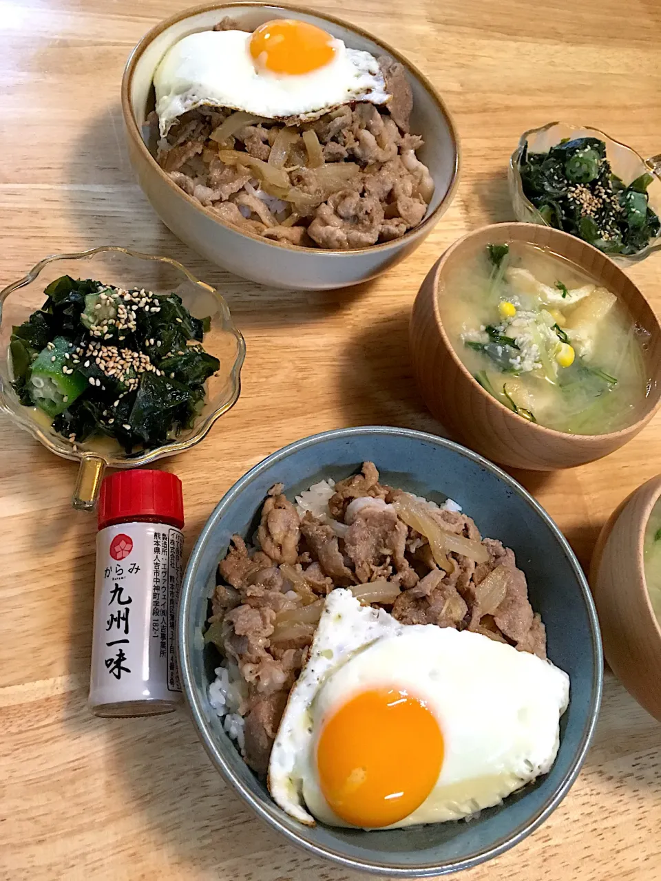 昨日の晩ゴハン😽豚丼、オクラとワカメの辛子酢味噌和え、とうもろこし🌽と油揚げのお味噌汁(´◡`๑)|さくたえさん