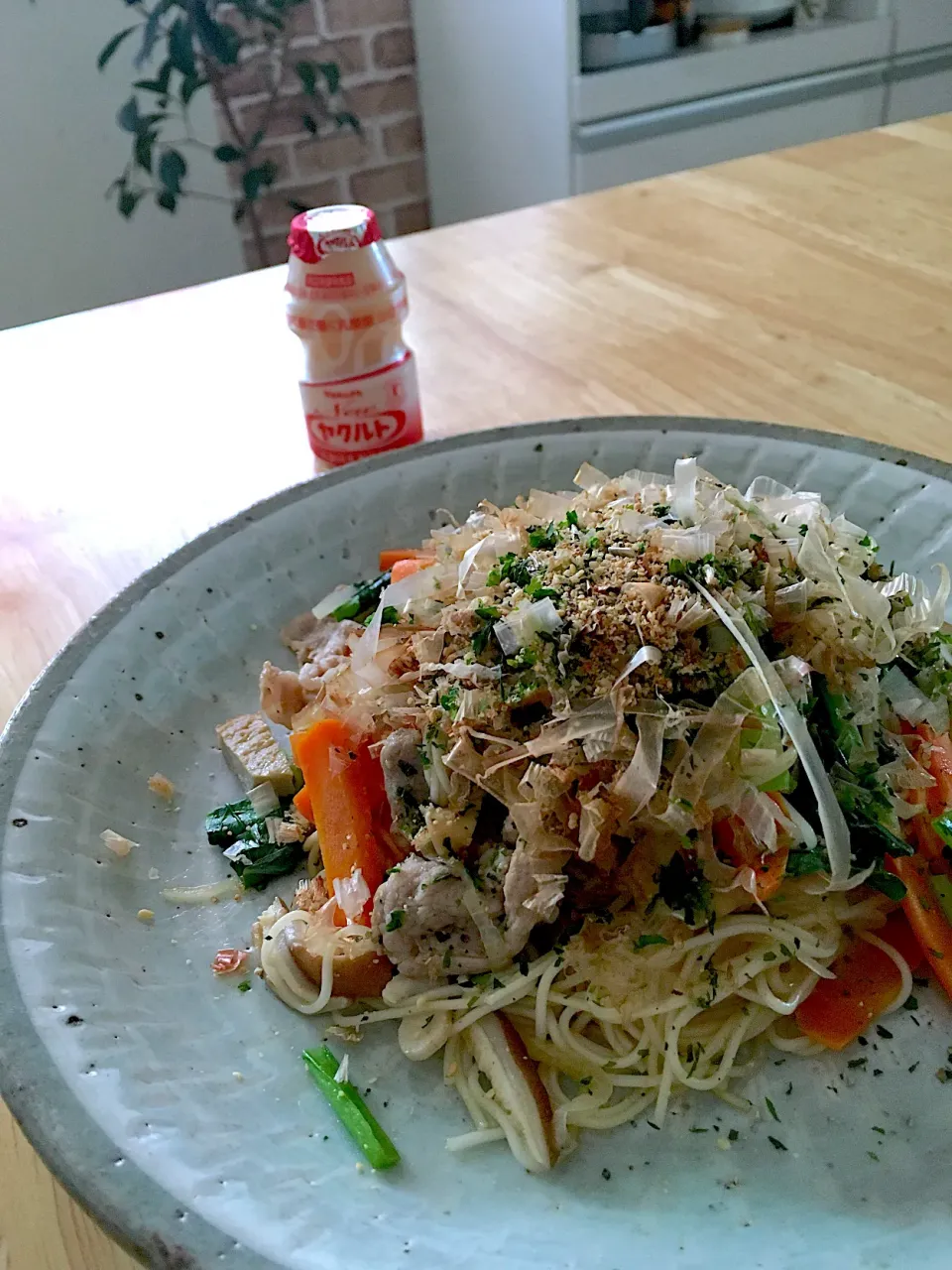 おひとりさまランチ♡素麺チャンプルーとYakult(´>∀<｀)ゝ))ｴﾍﾍ|さくたえさん