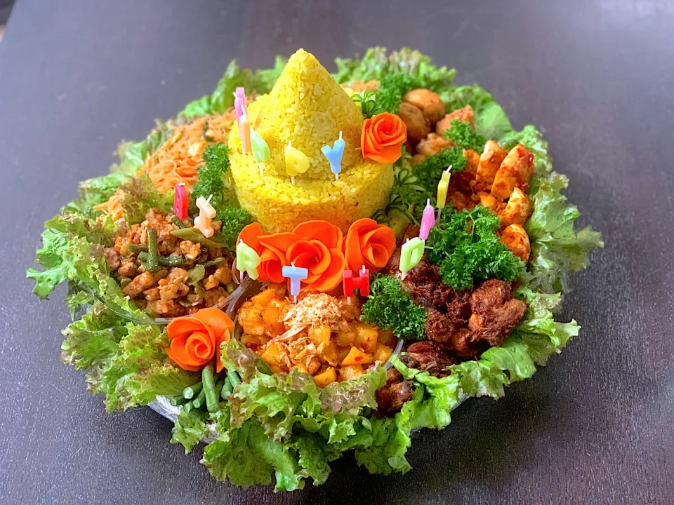 Snapdishの料理写真:Nasi tumpeng|yeni kartikasariさん