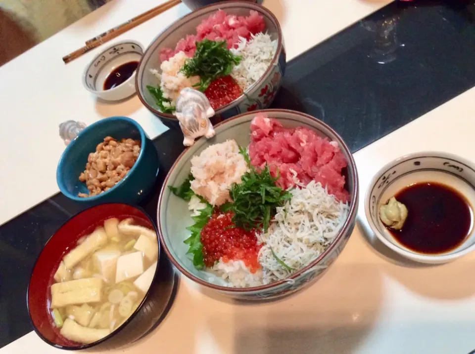 半額の中落ち、半額の筋子、３割引のしらす、在庫のカニ缶で丼に！
頂いた塩こうじ納豆と豆腐とお揚げさんのお味噌汁で晩御飯。|Takeshi  Nagakiさん