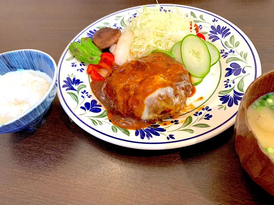 煮込みチーズハンバーグ　グリル野菜　お味噌汁|NAKATAさん