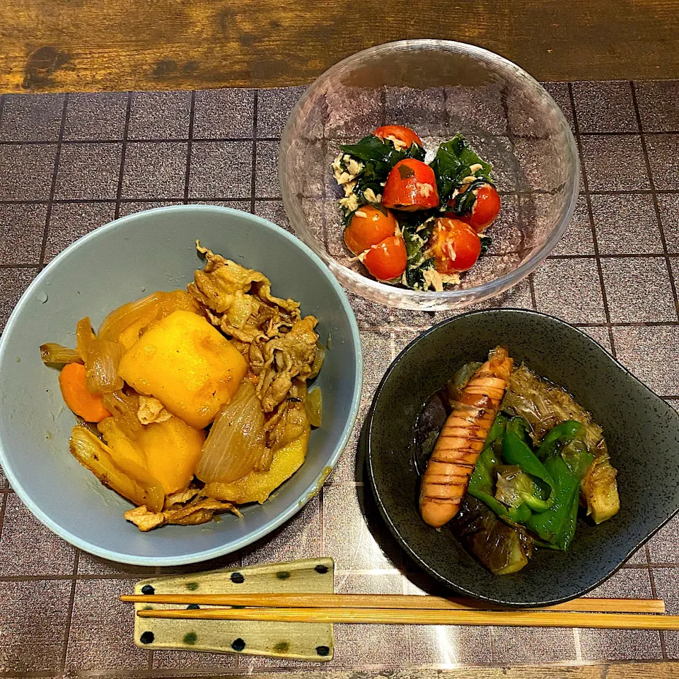 肉じゃが、ウインナーと夏野菜の焼き浸し、トマトとワカメのツナマリネ|なつこさん