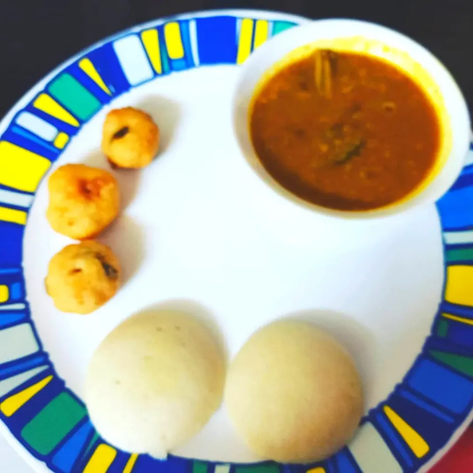 Snapdishの料理写真:#South Indian cusine# Idli, Mendu wada and Sambhar|Urvashi Patelさん