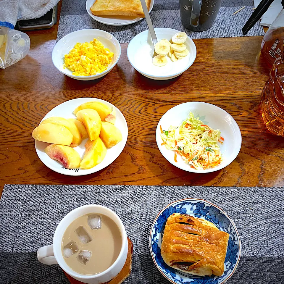 Snapdishの料理写真:8月8日　朝ごはん　粒餡デニッシュ、カフェオレ、桃、コールスロー|yakinasuさん