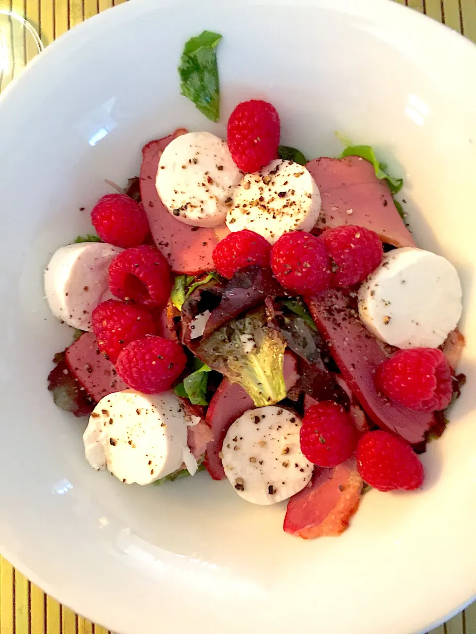 Mesclun, maigrette de canard, chèvre, framboises|Generaalさん