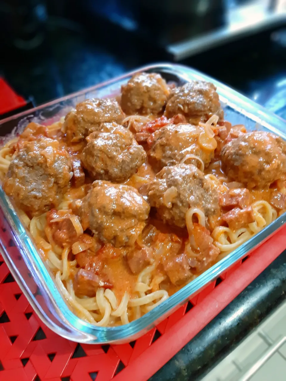 Macarrão com almôndegas cozidas em molho de tomate e creme de leite.|José Antônio De Carvalhoさん