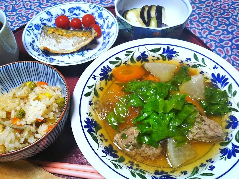 よねばーばの朝ごはん
野菜、春雨、豚ミンチボール、
のスープ、
炊き込み御飯
茄子の糠漬け
焼き鯖、ミニトマト、コーヒー、|yoneばーばさん