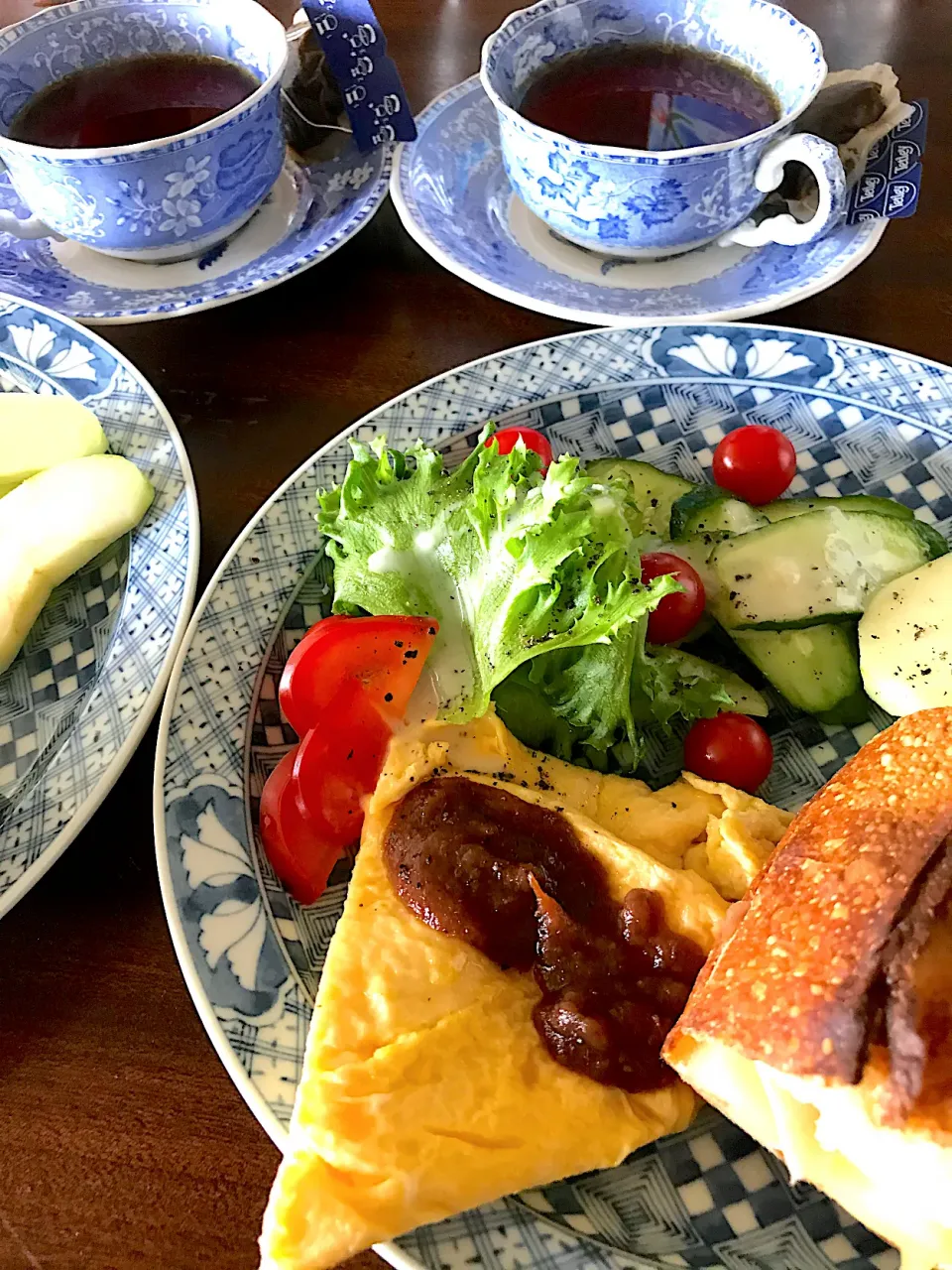 ゴーダチーズとグランカレのカスクートとプレーンオムレツの自家製ケチャップ掛けTetleyの紅茶の朝食|カピバラおやじさん