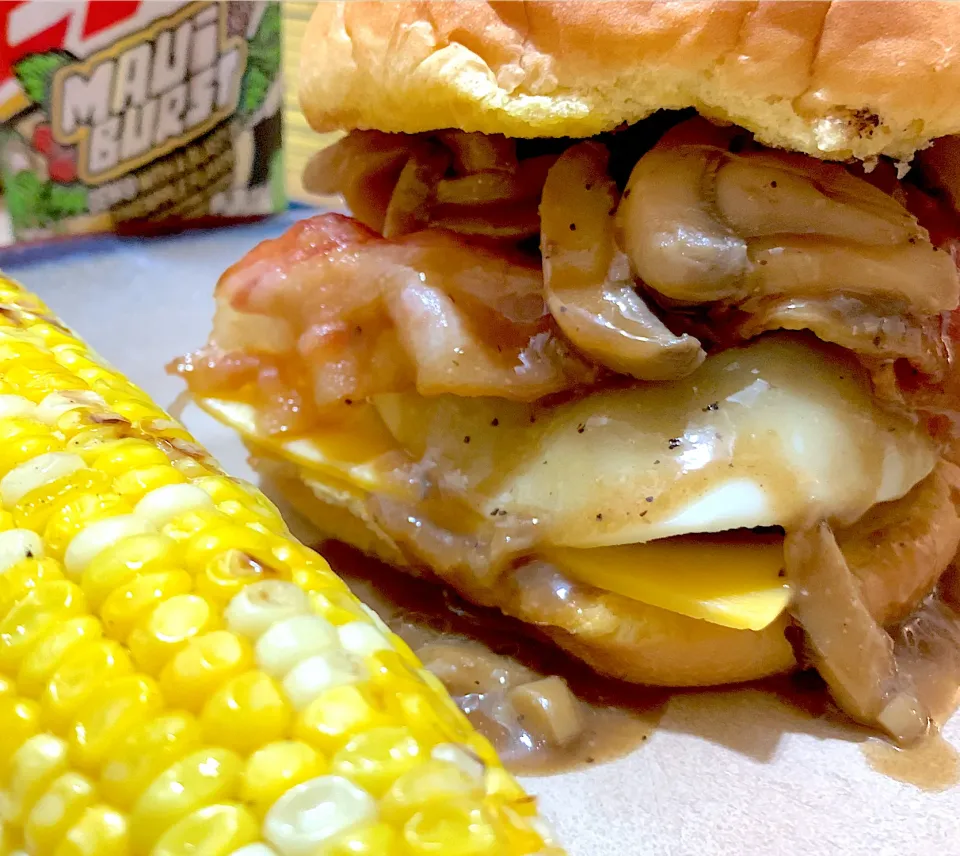 Hamburger with mushrooms and Gouda cheese|TJ McAfoosさん