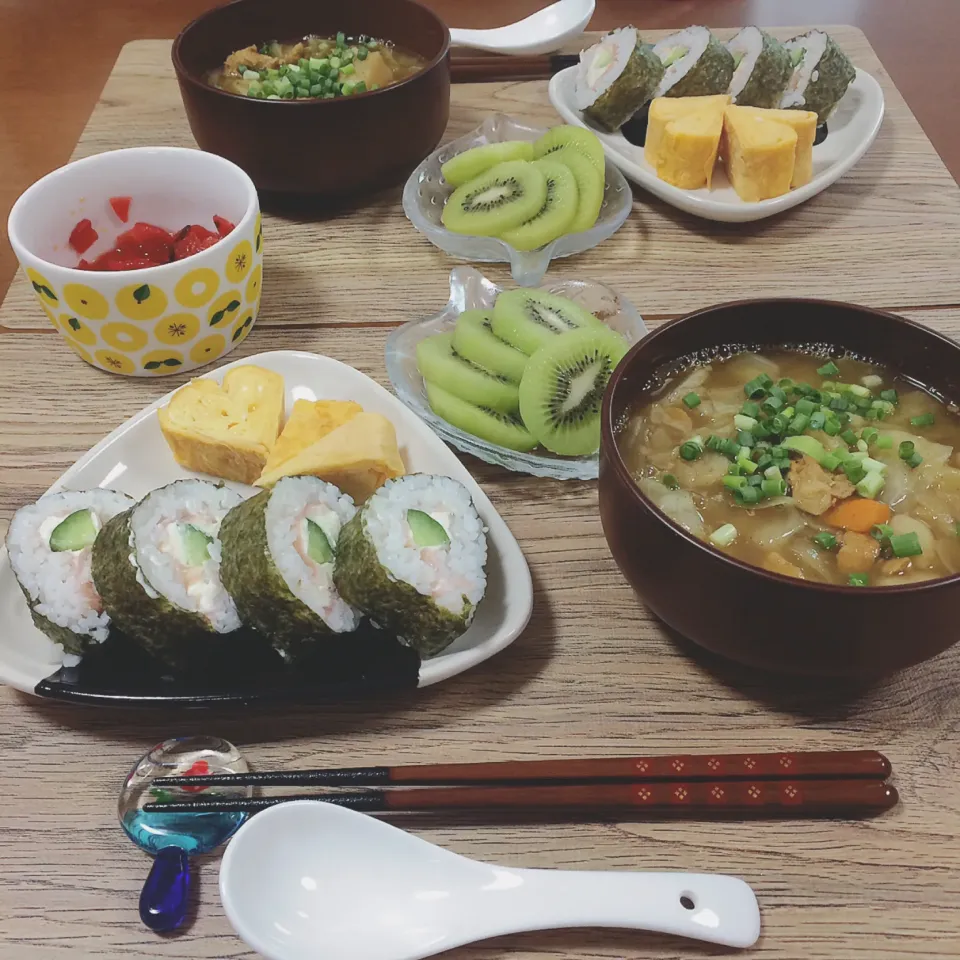 Snapdishの料理写真:ミニカレーうどんと洋風海苔巻き🥝|waiwaiさん