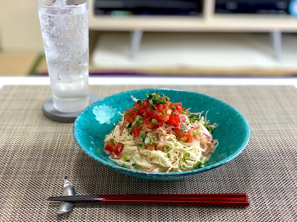 お昼ごはん。ぶっかけ素麺。茗荷、大葉、ネギ、ごま、きゅうり、トマト。薬味たっぷり。|yukiさん