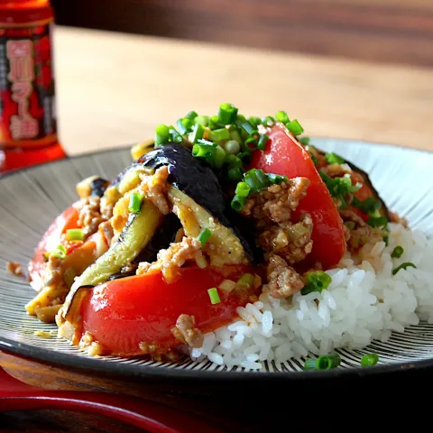 「ユウキ食品 / 激辛四川ラー油」を使ってみたSnapdishの料理・レシピ写真:麻婆茄子トマト丼🍆🍅