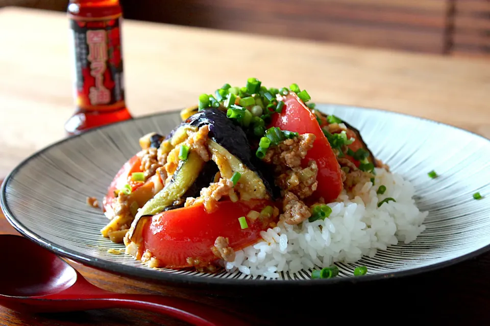 麻婆茄子トマト丼🍆🍅|よっすぃさん