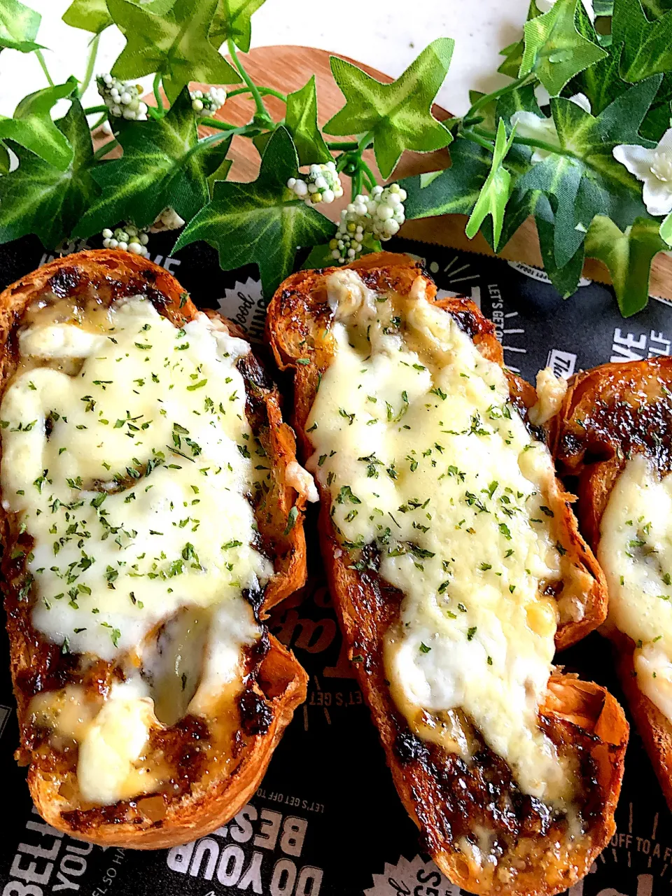 海苔の佃煮と明太マヨのチーズバケット😋|みゆきさん