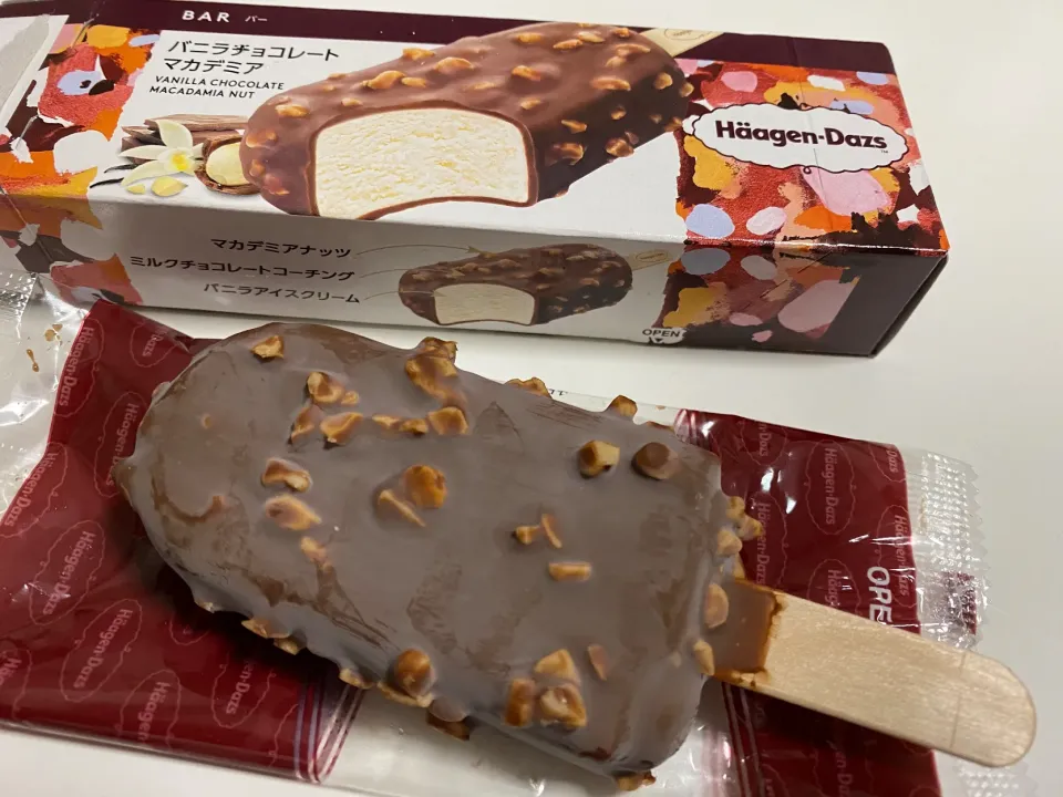 Snapdishの料理写真:あまりの暑さにデザートはアイスを。バニラチョコレートマカダミア  ハーゲンダッツ。安定の美味しさ。|sniper66さん