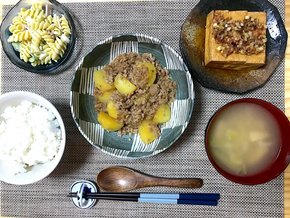 Snapdishの料理写真:夜　じゃがいものそぼろ煮、厚揚げのネギだれ、マカロニサラダ|ssssskkkkkさん