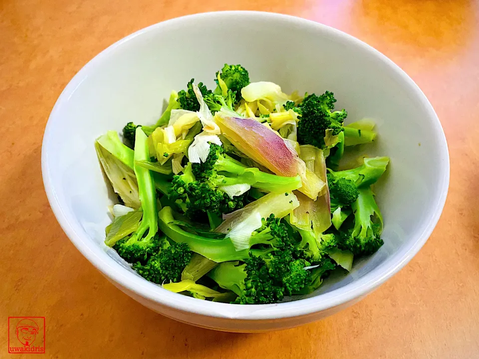 Dinner’s menu: stir fry broccoli and ginger flowers, いただきます|MI 「いどりす」さん