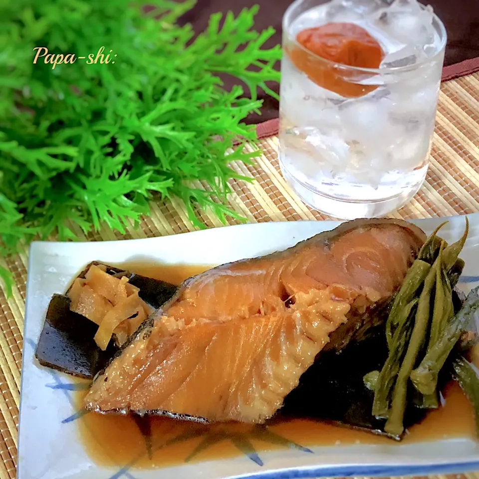 Snapdishの料理写真:銀ダラの煮付けと手作り梅干入り焼酎の水割り|パパ氏さん