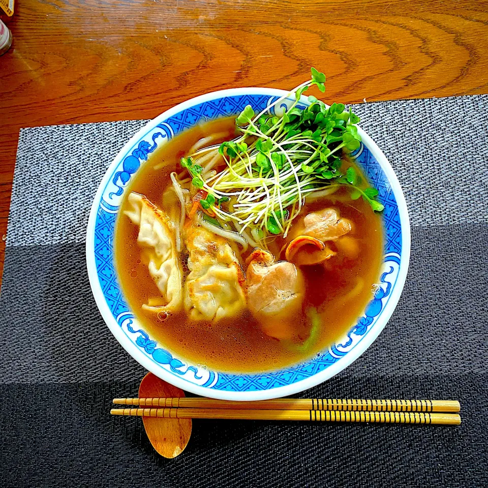 餃子と焼き豚入り野菜たっぷり醤油ラーメン|yakinasuさん