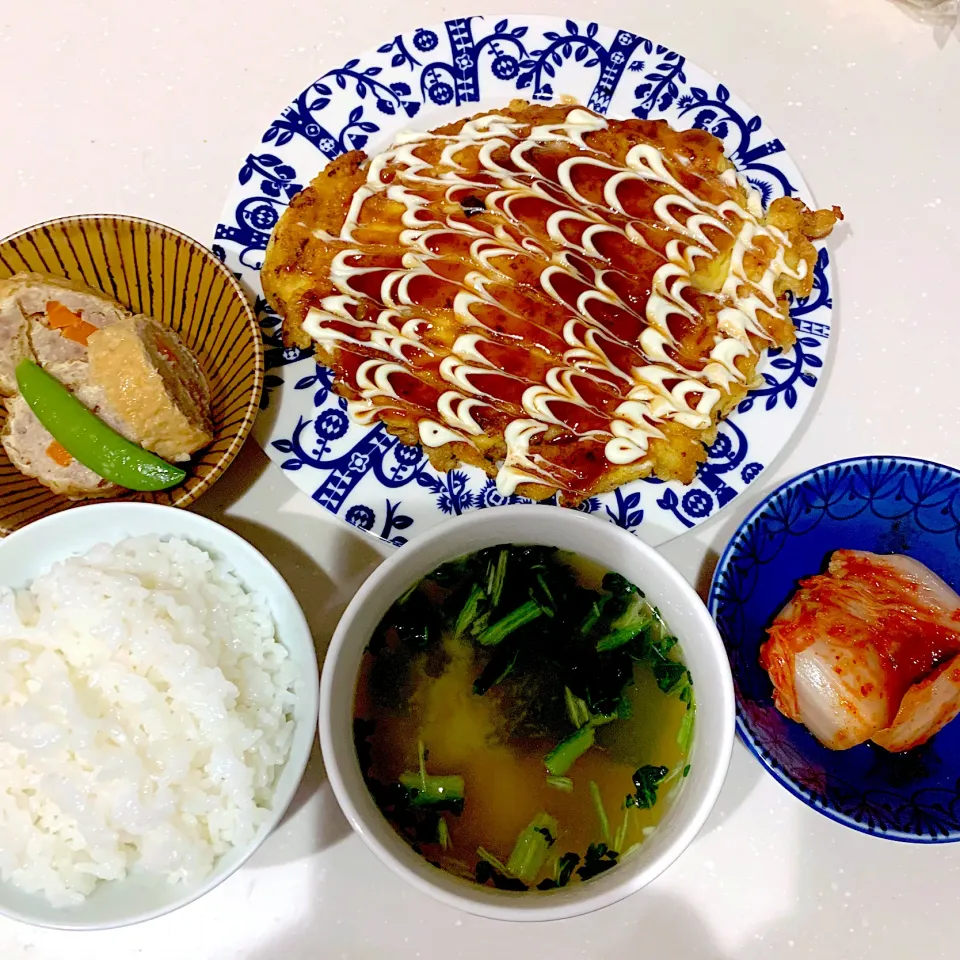 Snapdishの料理写真:夜ご飯☺︎お好み焼き☆お味噌汁☆キムチ☆鶏ひき肉油揚げロール|とまこ(*^o^*)さん