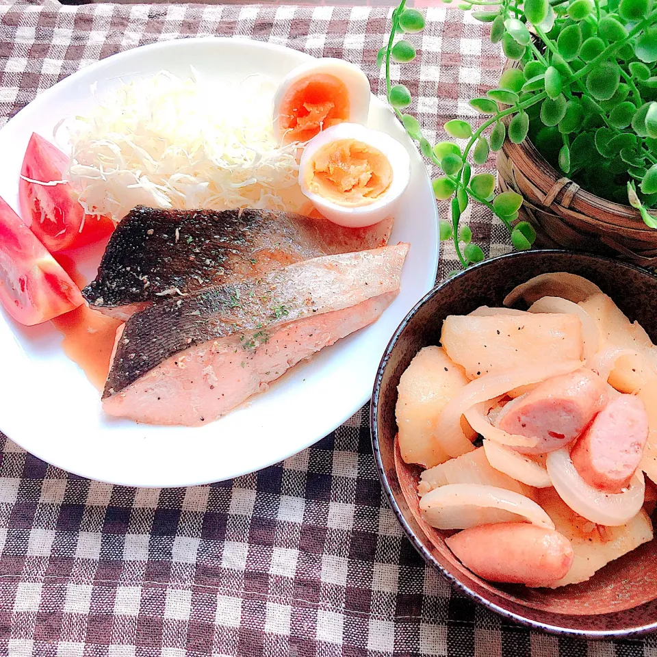 Snapdishの料理写真:本日の夕食のおつまみ🍻｡:°ஐ..♡*       生マスのバターポン酢焼き🐟ジャーマンポテト🥔|ぁゃ🍃さん