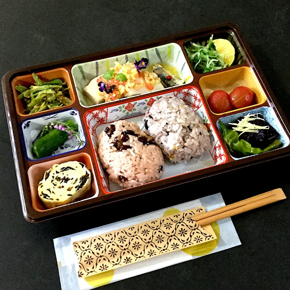 お弁当🍱 茄子と甘長唐辛子の揚げ浸し 針生姜、ミニトマト味噌漬け、水菜のお浸し すだち、蒸し鶏レモンマリネ、イワシのオイルサーディン、三度豆の胡麻和え、蛇腹ミニ胡瓜の漬物、だし巻き玉子 木耳、赤飯、雑穀ご飯|akazawa3さん