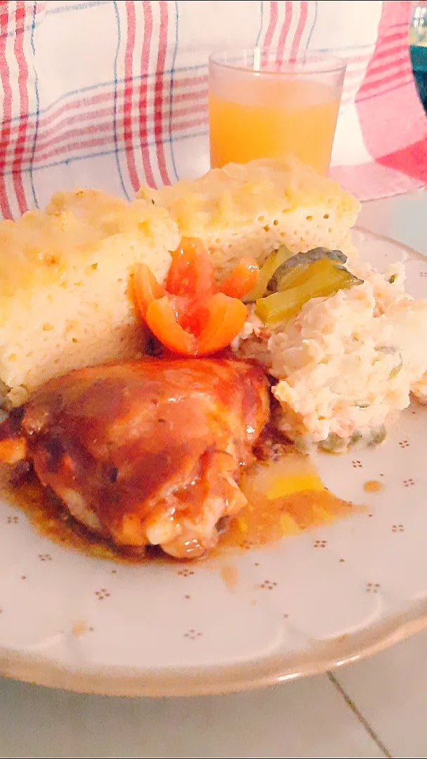 Trinidad Sunday lunch 
Macaroni pie potato salad and oven bake chicken 
Home Pineapple mango guava and orange juice mix.
all made by me|Maria Burkeさん