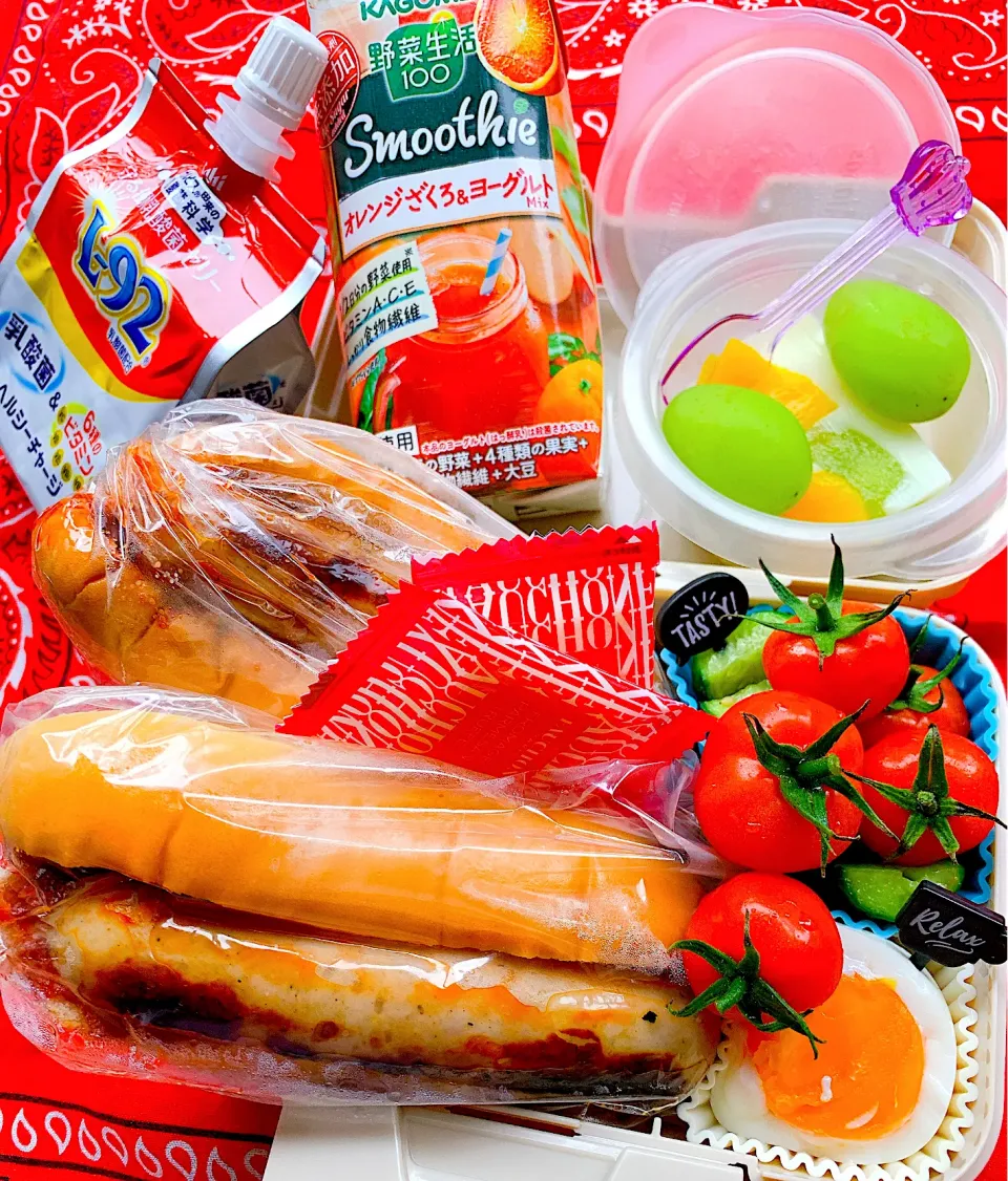 Snapdishの料理写真:#自分弁当　#パン弁当　#ホットドッグ弁当　#プチぷよ　#シャインマスカット　#デザートはフルーツ寒天とシャインマスカット|Blueberry🫐さん