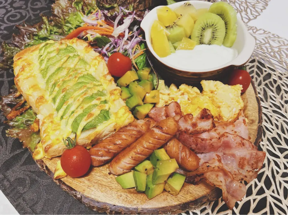 Snapdishの料理写真:アボカドトーストで美味しすぎる朝食プレート🥑🌺|まりりんさん