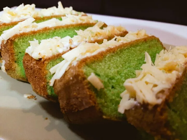 This Pandan Cheese Cake , No mixer and very simple ingredients but, also delicious. It take 30 minute only.The taste of the pandan leaf and coconut mix together|Elinaさん