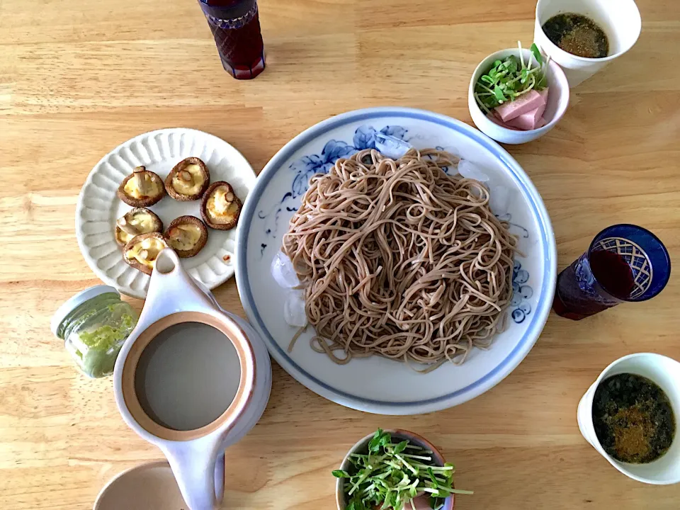 十割ざる蕎麦、椎茸のマヨ焼き、ハムと豆苗のサラダ、赤紫蘇ジュース、そばがき|さくたえさん