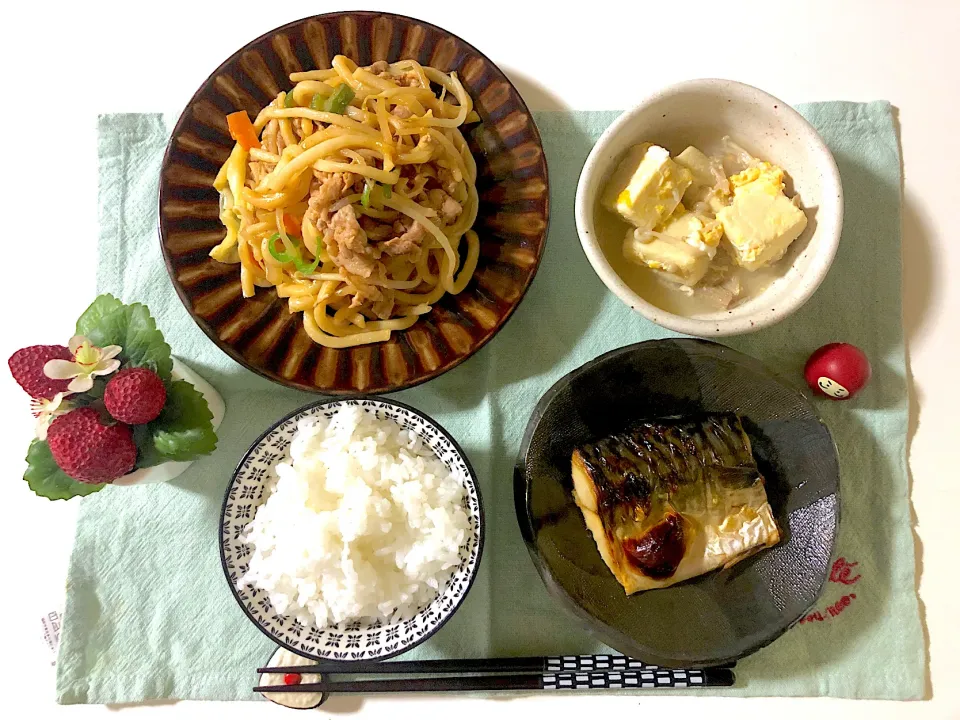 ホルモン焼うどん、塩さば、高野豆腐とえのきの玉子とじ|syamさん