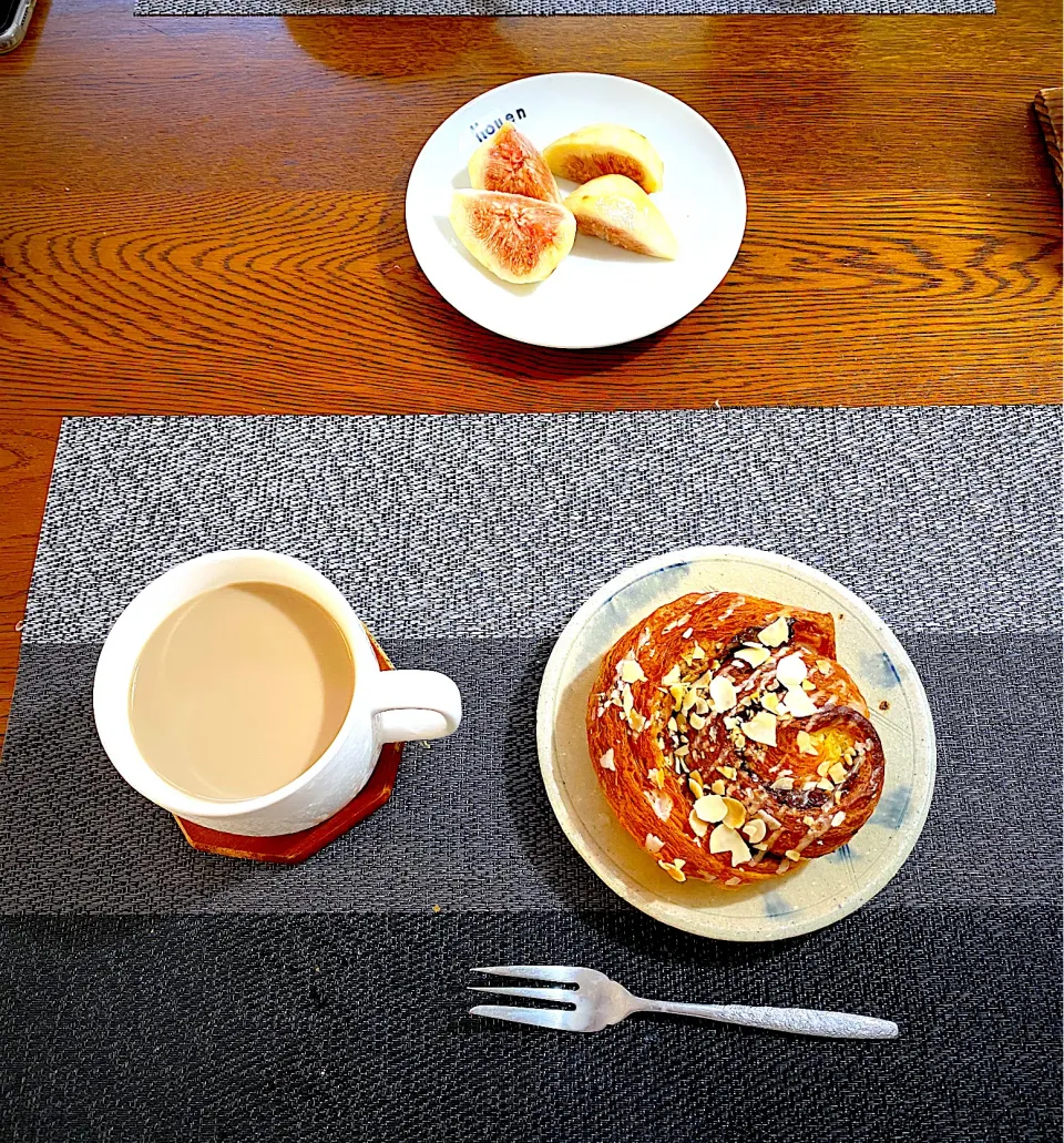 8月10日　朝ごはん　シナモンロールパン、イチジク、カフェオレ、|yakinasuさん